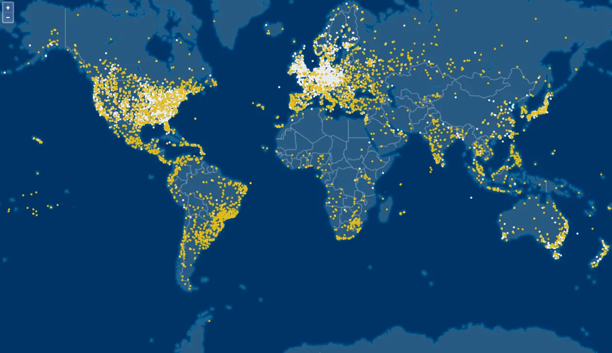 Weltkarte mit Positionsangaben von Empfängern: Der Flight-Tracker FlightAware verfügt über eine hohe Abdeckung in Nordamerika und Europa.