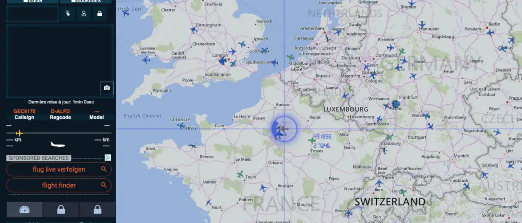 RadarVirtuel montre une section de carte autour de Paris, avec un avion qui est activement suivi.