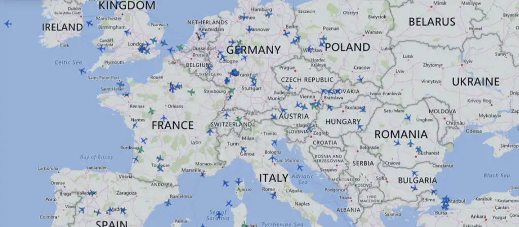 RadarVirtuel - une section de carte montre les mouvements de vol en temps réel.