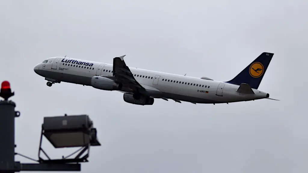 Los aviones pueden ser rastreados después del despegue con el servicio de rastreo de vuelos de Radarbox. Aquí: Un avión de Lufthansa después del despegue.