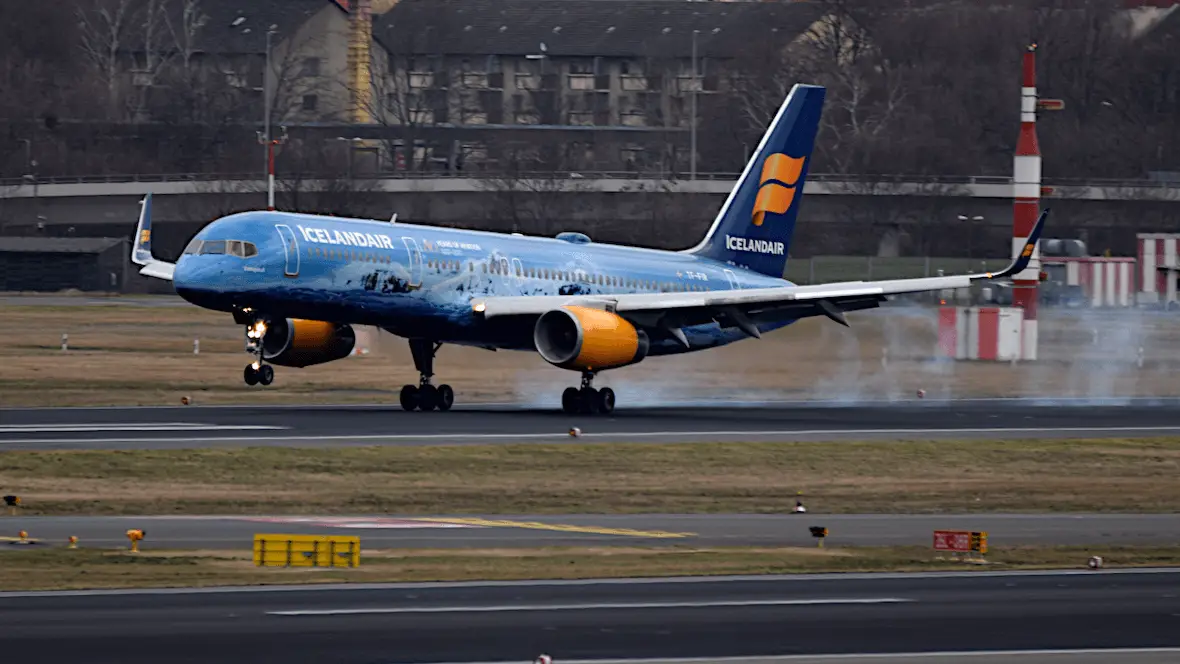 Une image symbolique sur le sujet du suivi de vols en direct avec un atterrissage d'avion.