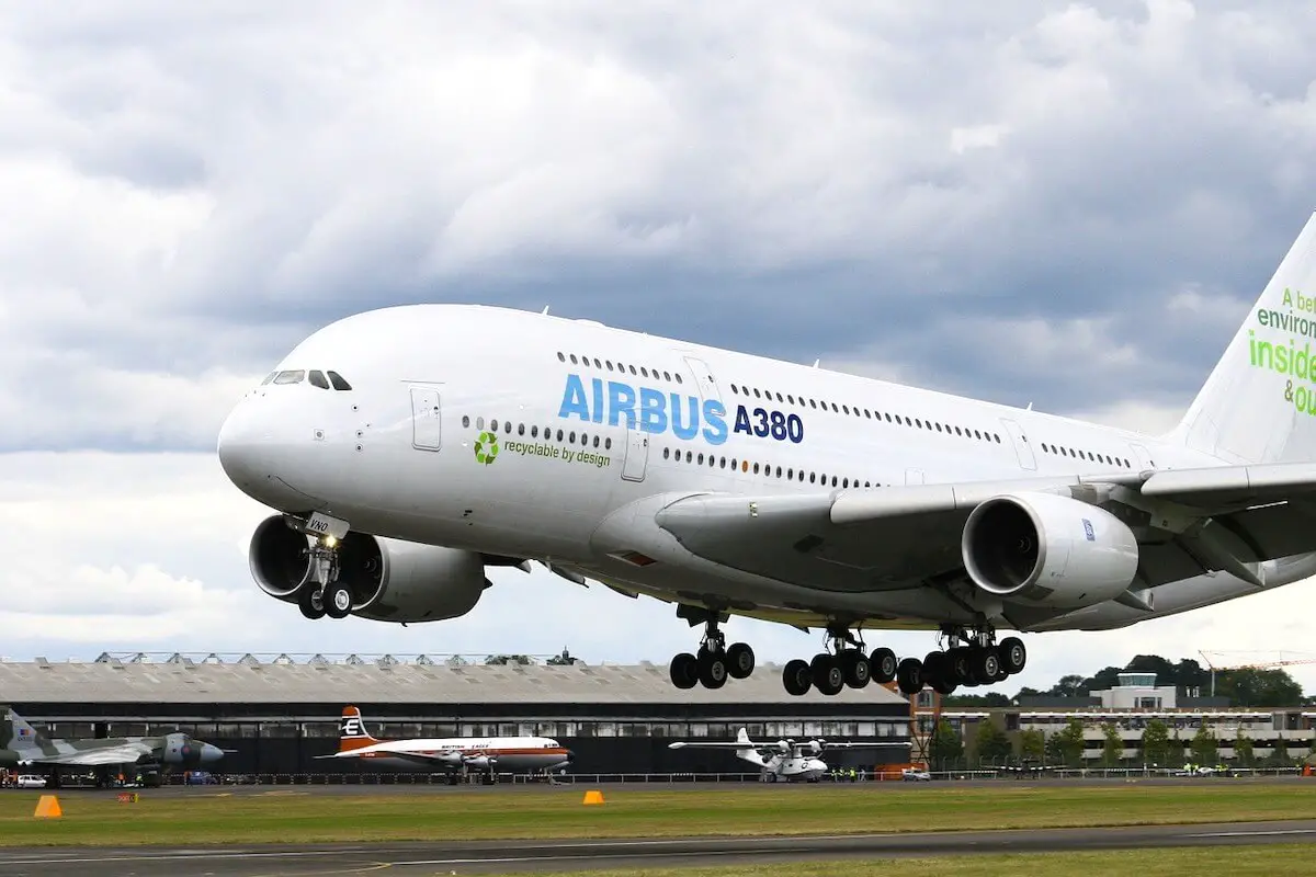 Airbus A380 lentoonlähdössä: pyöriä ei ole vielä vedetty sisään. 