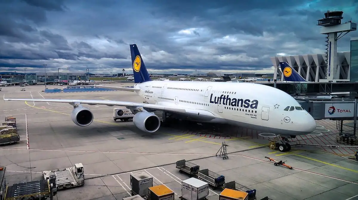Lufthansan lentokone maassa: Tämän lentokoneen jäljittäminen ei ole ongelma lentotutkalla.