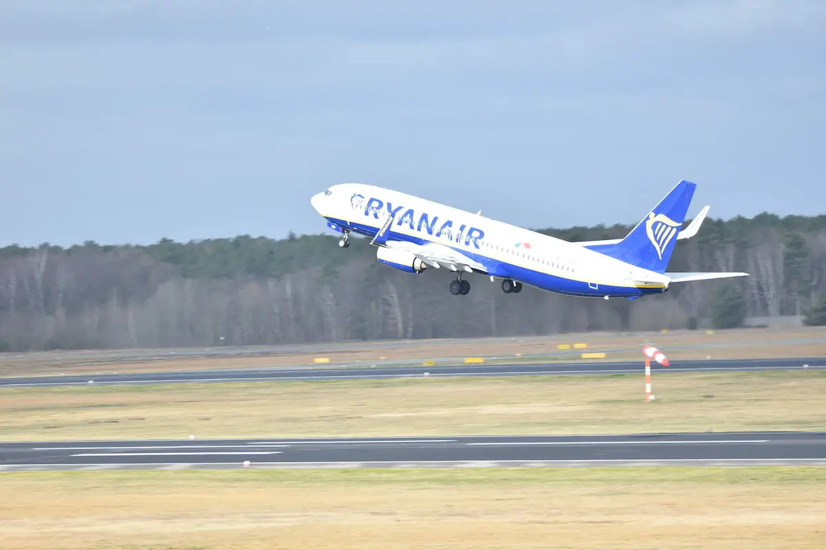 Flygspårning: Ett Ryanair-flygplan som lyfter. 