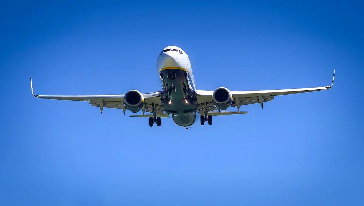 Flightradar24: Matkustajakone sinisellä taivaalla. Ilma-alus näkyy myös tutkassa.